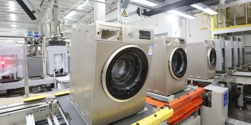 全球首个波轮滚筒互联工厂在海尔落成，革新自助洗衣新生态